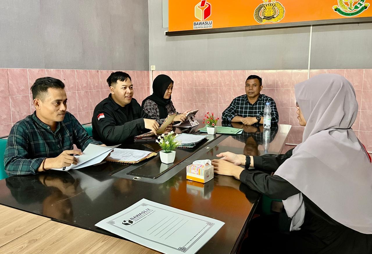 Pimpinan Bawaslu Magetan saat melakukan wawancara calon PAW Panwascam 