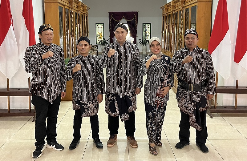 Ahmad Farid Ikhsan (kiri), Kordiv P2H Bawaslu Magetan